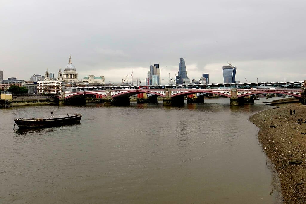 Botrányos angol történelem: maffialeszámolás a Blackfriars híd alatt