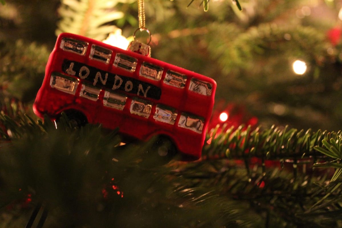 Londoni karácsonyi fényei: csodáld meg őket emeletes buszról